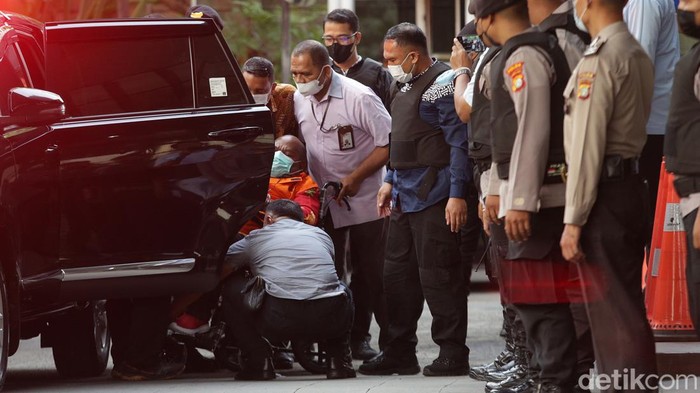 Gubernur Papua Lukas Enembe telah tiba di Gedung KPK, Jakarta Selatan. Lukas tiba dengan pengawalan ketat.