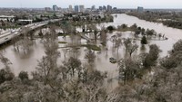 Banjir ini disebabkan meluapnya Sungai American.
