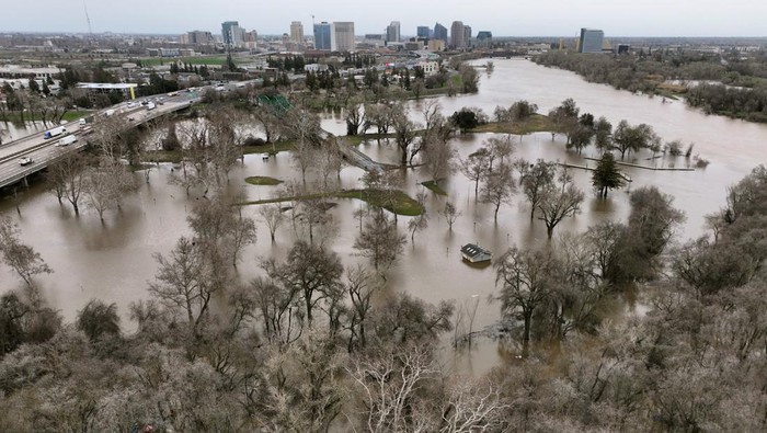 View of flooding from the rainstorm-swollen Sacramento and American Rivers, near downtown Sacramento, California, U.S. January 11, 2023. REUTERS/Fred Greaves
