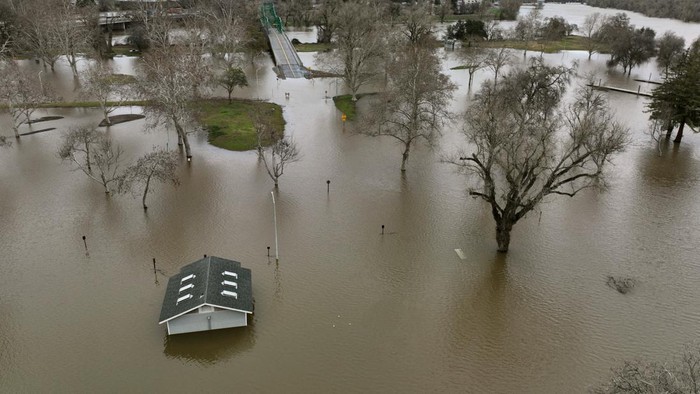 View of flooding from the rainstorm-swollen Sacramento and American Rivers, near downtown Sacramento, California, U.S. January 11, 2023. REUTERS/Fred Greaves