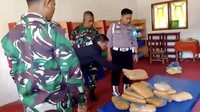 Ganja itu awalnya ditemukan oleh guru di SD itu yang langsung melapor ke kepala sekolah. Pihak sekolah bersama Babinsa setempat kemudian membuka paket yang mencurigakan itu (Foto: Istimewa)