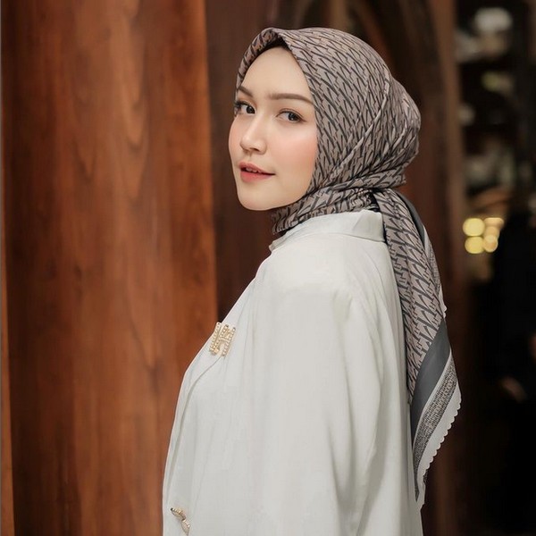 10 Gaya Hijab Melody Prima Usai Umumkan Bercerai Kini Bangun Rumah Impian