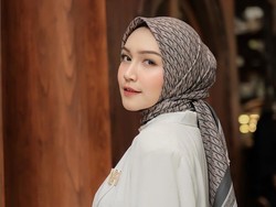 10 Gaya Hijab Melody Prima Usai Umumkan Bercerai Kini Bangun Rumah Impian