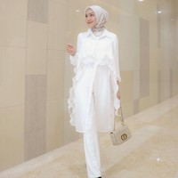 Melody juga mencoba gaya hijab pashmina dan segi empat untuk berbagai kegiatan. Item fashion favorit ala Melody Prima adalah midi dress, basic pants, blazer, vest, dan blouse motif. Seperi dalam foto ini, Melody terlihat memadukan outer bahan organza serba putih dengan hijab segi empat yang diikat rapi ke belakang.  Foto: Dok. Instagram @melodyprima