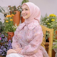 Mmutuskan berhijab pada Februari 2018, Melody mengaku perubahan penampilannya datang dari diri sendiri dan bukan dari paksaan orang lain. Gaya hijab Melody Prima pun langsung menjadi inspirasi bagi muslimah Tanah Air. Ia kerap mengunggah foto OOTD outfit serba pastel dan feminin.  Foto: Dok. Instagram @melodyprima