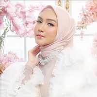 Melody yang memulai karier di dunia akting sejak usia 13 tahun itu mengaku menikah muda saat usia 21 tahun. Dia mengakui menikah di usia muda memiliki banyak tantangan. Tapi bukan itu masalahnya, kata Melody. Aku berusaha berkomunikasi dengan baik sama ayahnya anak-anak, tetap menjalin silaturahmi yang baik. Jadi anak-anak tidak ada merasa ada yang berubah. Prosesnya masih baru, tambahnya. Foto: Dok. Instagram @melodyprima