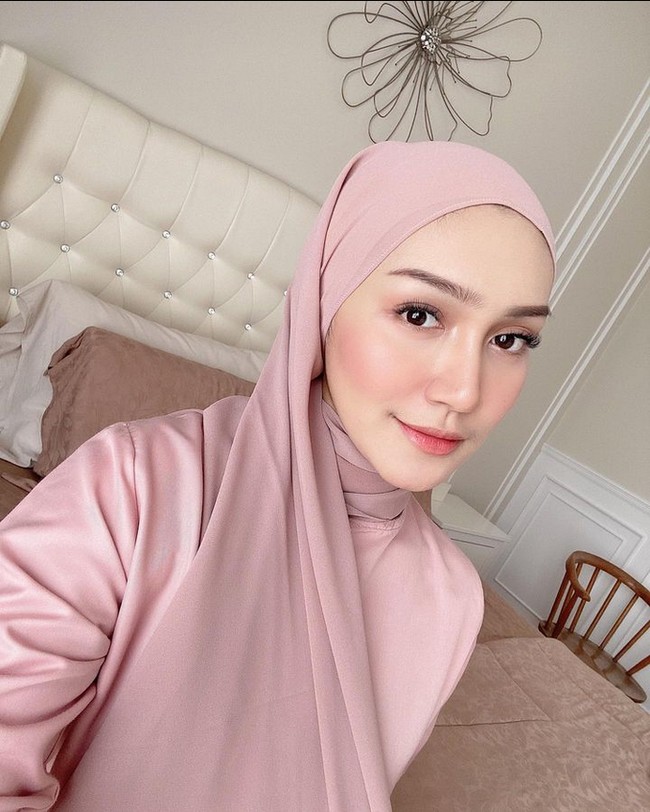 Wanita dengan nama lengkap Melody Prima Ananda Divia ini juga menjawab pertanyaan netizen soal foto suaminya yang sudah tidak ada lagi di akun Instagram pribadinya. Bagaimana jawabnya, pokoknya sudah aja lah gak usah posting lagi. (memang ada perubahan dalam kehidupan kamu) bisa dibilang begitu dan itu baru. Buat aku tidak berat karena prosesnya sudah lama dan jadi yasudah, kata Melody. Foto: Dok. Instagram @melodyprima