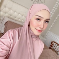 Wanita dengan nama lengkap Melody Prima Ananda Divia ini juga menjawab pertanyaan netizen soal foto suaminya yang sudah tidak ada lagi di akun Instagram pribadinya. Bagaimana jawabnya, pokoknya sudah aja lah gak usah posting lagi. (memang ada perubahan dalam kehidupan kamu) bisa dibilang begitu dan itu baru. Buat aku tidak berat karena prosesnya sudah lama dan jadi yasudah, kata Melody. Foto: Dok. Instagram @melodyprima