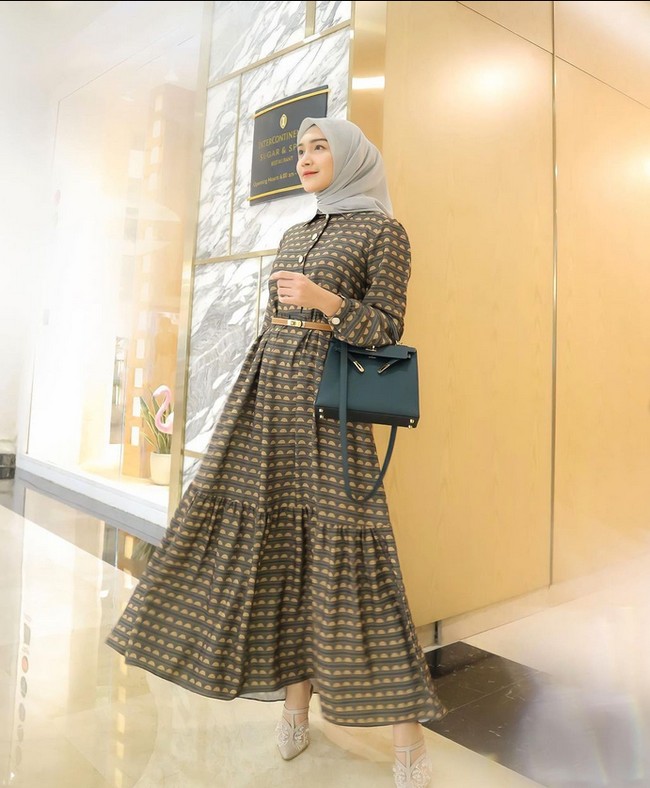 Melody mengaku sebelumnya mengalami hubungan toxic yang terus ia pendam. Namun, kini ia berani mengambil keputusan untuk berpisah. Salah satu yang menjadi penyesalan aku belum bisa kontrol emosi. Apalagi terhadap anak-anak, yang aku lakukan karena banyaknya pressure yang aku dendam dan menjadi bom waktu, jadi aku putus dulu toxicnya sekitar 80%. Caranya pastinya tidak gampang, banyak pertimbangan dan aku justru kegiatan untuk bekerja aku bisa produktif lagi, bisa menemukan semangat baru, ujar Melody. Foto: Dok. Instagram @melodyprima.