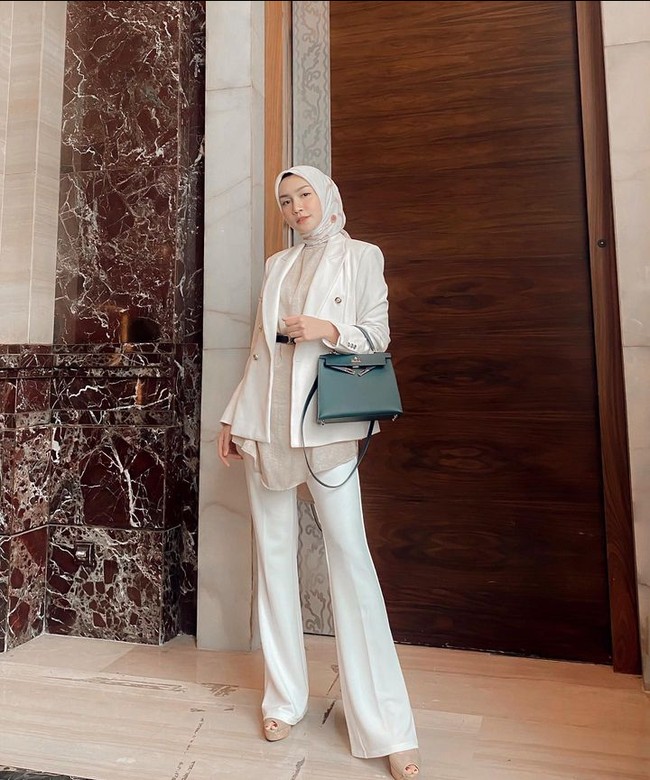 Pemain serial televisi Safa dan Marwah ini mengungkapkan setelah berpisah dengan suami, dia ingin fokus terhadap kariernya. Keputusan ini juga salah satu cara aku untuk aku bisa lebih happy, menjadi Melody yang seutuhnya. Melakukan hal-hal yang ingin aku lakukan ke depannya. Mengejar impian-impian aku. Ini masih proses untuk ke depannya aku belum tahu akan bagaimana. Tapi banyak banget planning yang aku jalani ke depannya, itu juga salah satu cara aku untuk balik happy dan waras lagi, ucap Melody. Foto: Dok. Instagram @melodyprima