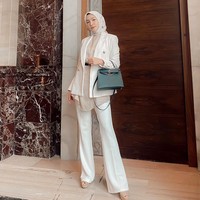 Pemain serial televisi Safa dan Marwah ini mengungkapkan setelah berpisah dengan suami, dia ingin fokus terhadap kariernya. Keputusan ini juga salah satu cara aku untuk aku bisa lebih happy, menjadi Melody yang seutuhnya. Melakukan hal-hal yang ingin aku lakukan ke depannya. Mengejar impian-impian aku. Ini masih proses untuk ke depannya aku belum tahu akan bagaimana. Tapi banyak banget planning yang aku jalani ke depannya, itu juga salah satu cara aku untuk balik happy dan waras lagi, ucap Melody. Foto: Dok. Instagram @melodyprima