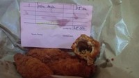 Sudah membayangkan renyahnya ayam goreng, netizen ini harus mengelus dada demi menahan kesabaran. Ayam goreng bagian paha yang diterimanya ternyata hanya lapisan tepung saja. Foto: Instagram/_sadfood