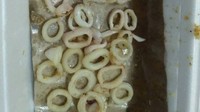 Tergiur dengan penampilan cumi goreng tepung, netizen ini justru sedih saat menerima makanannya. Cuminya digoreng polos tanpa lapisan tepung sama sekali. Foto: Instagram/_sadfood