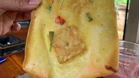Ukurannya tak manusiawi, tempe goreng ini terlihat hanya sekadar topping. Lapisan tepungnya terlalu besar sedangkan tempenya hanya sekitar 2 centimeter. Foto: Instagram/_sadfood