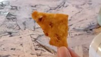 Membeli sebuah tempe goreng, netizen ini tak menyangka dengan ukuran yang dilihatnya. Saking kecilnya, tempe goreng ini bahkan tak lebih besar dari jempolnya. Foto: Instagram/_sadfood