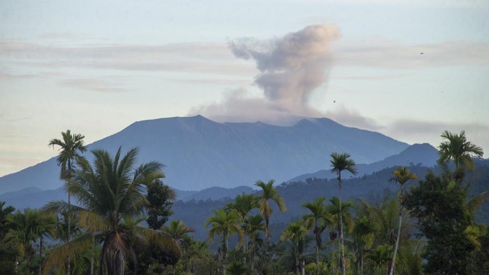 Gunung Marapi mengeluarkan abu vulkanik terlihat dari Talao Mundam, Kabupaten Padangpariaman, Sumatera Barat, Kamis (12/1/2023). Badan Penanggulangan Bencana Daerah (BPBD) Kabupaten Agam, mencatat Gunung Marapi telah erupsi sebanyak 127 kali, sejak Sabtu (7/1/2023), dengan lontaran abu setinggi 800 meter.
