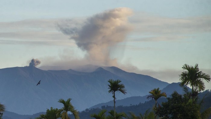 Gunung Marapi Semburkan Abu Vulkanik Gunung Marapi mengeluarkan abu vulkanik terlihat dari Talao Mundam, Kabupaten Padangpariaman, Sumatera Barat, Kamis (12/1/2023). Badan Penanggulangan Bencana Daerah (BPBD) Kabupaten Agam, mencatat Gunung Marapi telah erupsi sebanyak 127 kali, sejak Sabtu (7/1/2023), dengan lontaran abu setinggi 800 meter.