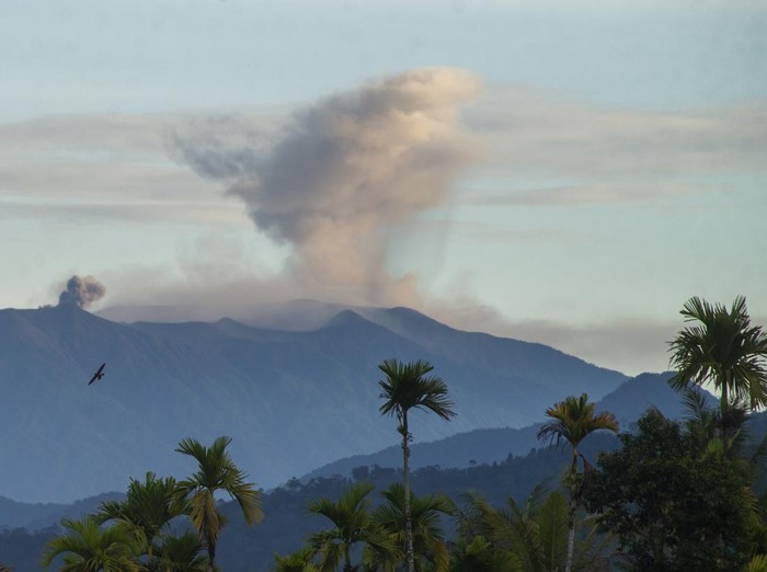 Gunung Marapi mengeluarkan abu vulkanik terlihat dari Talao Mundam, Kabupaten Padangpariaman, Sumatera Barat, Kamis (12/1/2023). Badan Penanggulangan Bencana Daerah (BPBD) Kabupaten Agam, mencatat Gunung Marapi telah erupsi sebanyak 127 kali, sejak Sabtu (7/1/2023), dengan lontaran abu setinggi 800 meter.