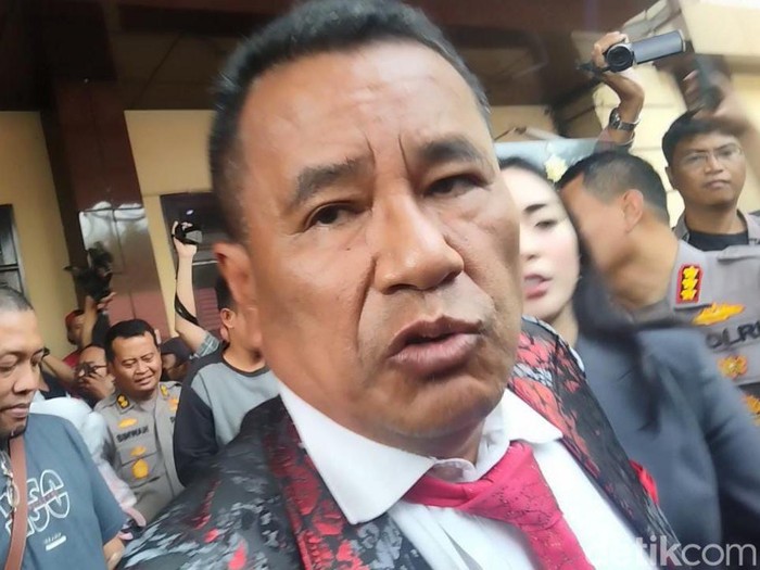 Hotman Paris, pengacara Venna Melinda kasus KDRT di Polda Jatim