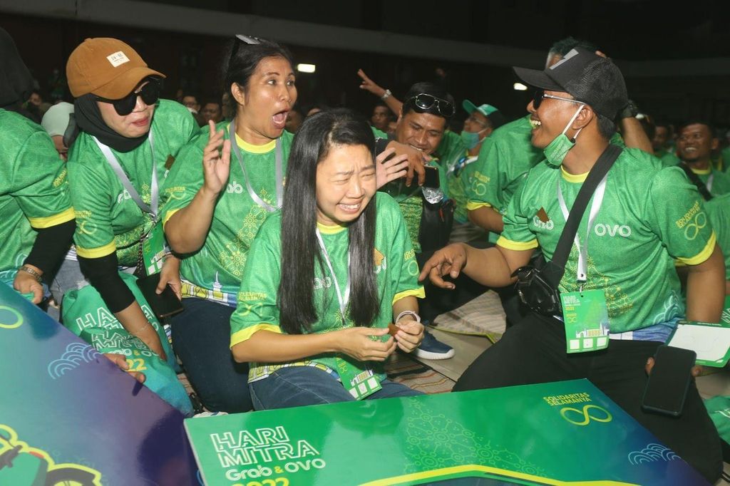 Ia Julaeha, Mitra Pengemudi Grab yang menerima mobil dari Program Apresiasi Dana Abadi di Hari Mitra Grab & OVO 2022