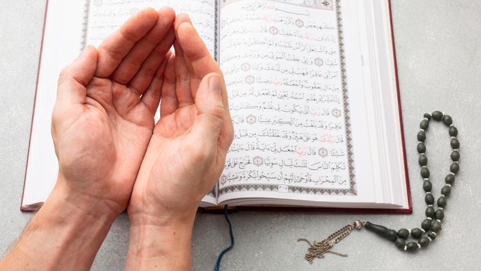 Berdoa (Foto: Freepik)