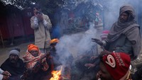 Beberapa warga terpaksa membuat api unggun ditepi jalan untuk menghangatkan tubuh.
