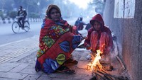 Hawa dingin ekstrem ini menjadi masalah besar yang fatal bagi para tunawisma di Delhi. Beberapa dari mereka terpaksa tidur di trotoar.
