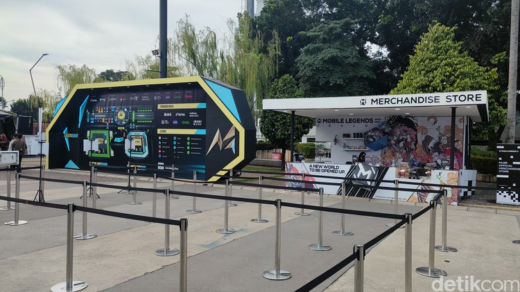 Intip Kemeriahan M4 Mobile Legends di Tennis Indoor Senayan M4 Mobile Legends telah memasuki knockout stage. Lokasi pertandingan berlangsung di Tennis Indoor Senayan. Yuk intip kemeriahan & keseruan yang diciptakannya.