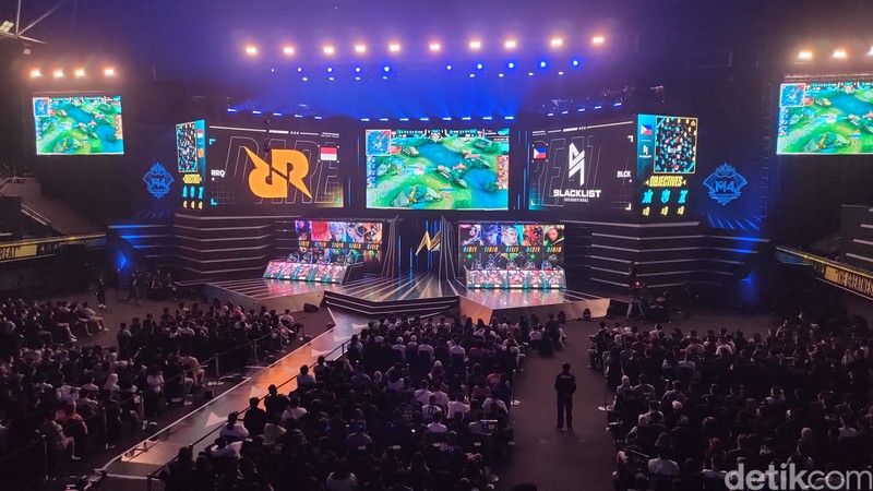 M4 Mobile Legends telah memasuki knockout stage. Lokasi pertandingan berlangsung di Tennis Indoor Senayan. Yuk intip kemeriahan & keseruan yang diciptakannya.