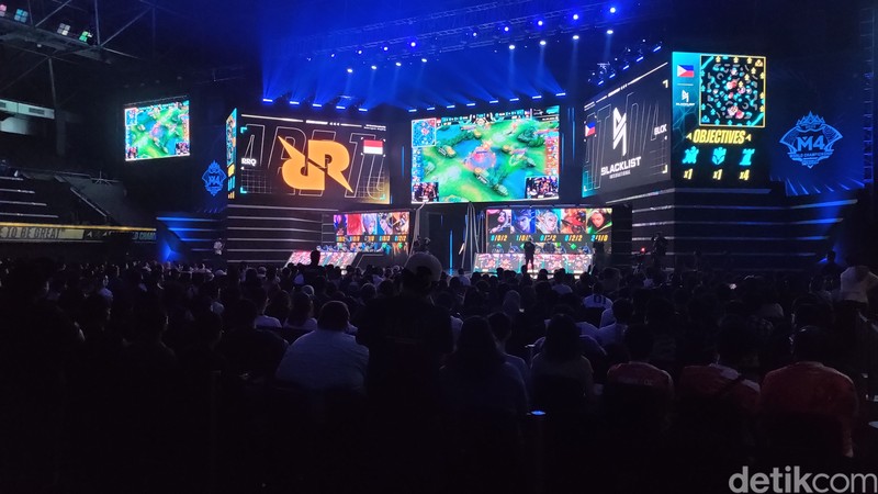 M4 Mobile Legends telah memasuki knockout stage. Lokasi pertandingan berlangsung di Tennis Indoor Senayan. Yuk intip kemeriahan & keseruan yang diciptakannya.