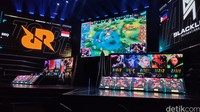 M4 Mobile Legends telah memasuki knockout stage. Lokasi pertandingan berlangsung di Tennis Indoor Senayan. Yuk intip kemeriahan & keseruan yang diciptakannya.