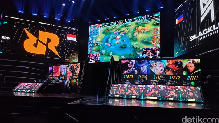 Intip Kemeriahan M4 Mobile Legends di Tennis Indoor Senayan M4 Mobile Legends telah memasuki knockout stage. Lokasi pertandingan berlangsung di Tennis Indoor Senayan. Yuk intip kemeriahan & keseruan yang diciptakannya.