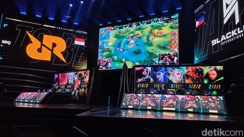 Keduanya saling memberikan dukungan kepada tim favoritnya dan teriakan mereka menggetarkan Tennis Indoor Senayan. Foto: (Panji Saputro/detikINET).