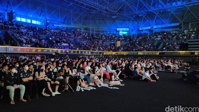 M4 Mobile Legends telah memasuki knockout stage. Lokasi pertandingan berlangsung di Tennis Indoor Senayan. Yuk intip kemeriahan & keseruan yang diciptakannya.