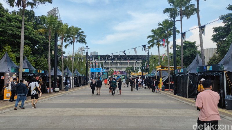 M4 Mobile Legends telah memasuki knockout stage. Lokasi pertandingan berlangsung di Tennis Indoor Senayan. Yuk intip kemeriahan & keseruan yang diciptakannya.