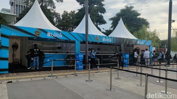 Ketika akan masuk, penonton akan diminta menunjukkan barcode pembelian tiket, dan diarahkan ke loket untuk penukaran tiketnya. Foto: (Panji Saputro/detikINET).