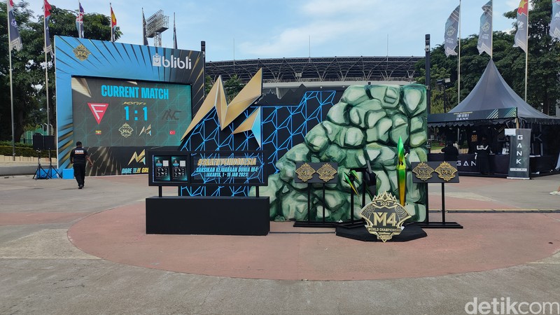 M4 Mobile Legends telah memasuki knockout stage. Lokasi pertandingan berlangsung di Tennis Indoor Senayan. Yuk intip kemeriahan & keseruan yang diciptakannya.