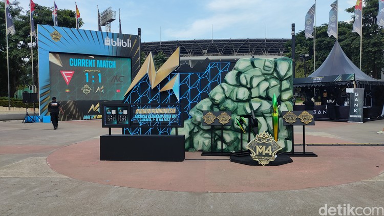 Intip Kemeriahan M4 Mobile Legends di Tennis Indoor Senayan M4 Mobile Legends telah memasuki knockout stage. Lokasi pertandingan berlangsung di Tennis Indoor Senayan. Yuk intip kemeriahan & keseruan yang diciptakannya.