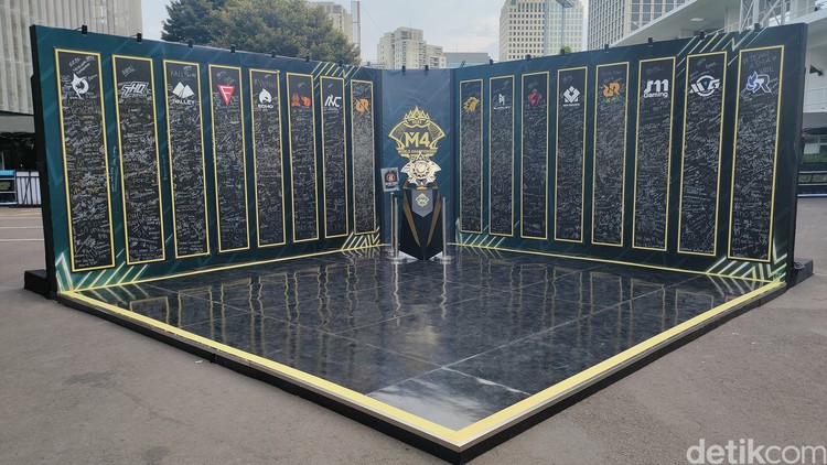 Intip Kemeriahan M4 Mobile Legends di Tennis Indoor Senayan M4 Mobile Legends telah memasuki knockout stage. Lokasi pertandingan berlangsung di Tennis Indoor Senayan. Yuk intip kemeriahan & keseruan yang diciptakannya.