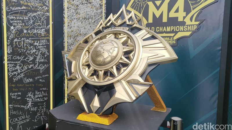 M4 Mobile Legends telah memasuki knockout stage. Lokasi pertandingan berlangsung di Tennis Indoor Senayan. Yuk intip kemeriahan & keseruan yang diciptakannya.