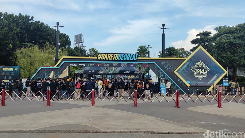 M4 Mobile Legends telah memasuki knockout stage. Lokasi pertandingan berlangsung di Tennis Indoor Senayan. Yuk intip kemeriahan & keseruan yang diciptakannya.