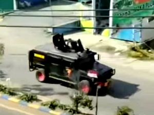 Momen Simpatisan Nyaris Ditabrak Rantis Polisi yang Bawa Lukas Enembe
