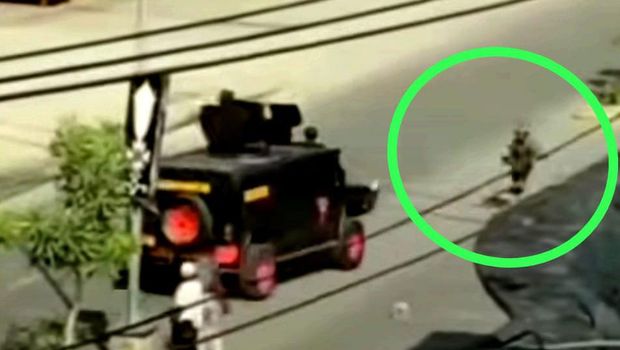 Iring-iringan rantis yang membawa Lukas Enembe sempat dihadang simpatisan.