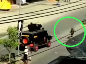 Video Iring-iringan Polisi Bawa Lukas Enembe Dihadang Pemanah