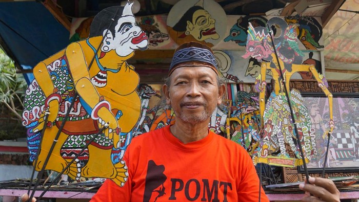 Iskandar Hardjodimuljo (60) sulap sampah kertas dan plastik menjadi kerajinan wayang.