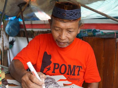 Iskandar Hardjodimuljo (60) sulap sampah kertas dan plastik menjadi kerajinan wayang.