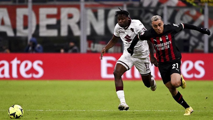 Milans Sergino Dest, right, and Torinos Stephane Singo fight for the ball during the round of 16 Italian Cup soccer match between AC Milan and Torino FC, at San Siro Stadium in Milan, Italy, Wednesday, Jan. 11, 2023. (Marco Alpozzi/LaPresse via AP)