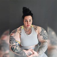 Jackie Koorn yang menyebut diri sendirinya sebagai She-Hulk di dunia nyata awalnya tidak sekekar sekarang. Tapi saat pandemi melanda, wanita tersebut kesulitan untuk latihan kickboxing lalu beralih membentuk badan yang bisa dilakukan sendiri di rumah.Foto: Instagram Jackie Koorn