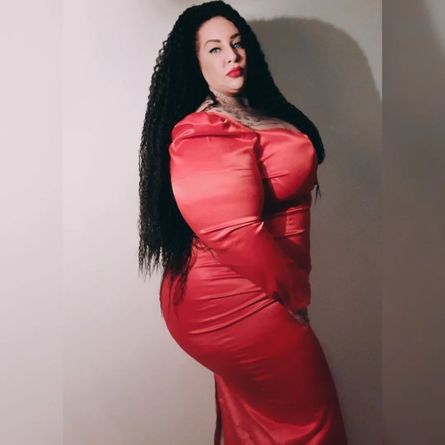 Aku ingin membawa sesuatu yang baru kepada pasar. Aku menyebutnya otot sintal karena aku tetap ingin punya bentuk wanita tapi juga otot dengan cara yang sehat, ungkapnya pada South West News Service.Foto: Instagram Jackie Koorn