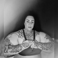 Jackie Koorn yang bisa mengangkat beban 150 kg itu kini merasa dirinya lebih baik dan lebih kuat setelah membentuk badan juga menjaga pola makan. Setiap harinya Jackie mengaku bisa mengkonsumsi delapan telur yang disantap dengan keju, ayam, dan sayur-sayuran. Aku telah membangun diriku sendiri dengan tetap makan makanan bergizi dan rutinitas olahraga, tuturnya.  Foto: Instagram Jackie Koorn